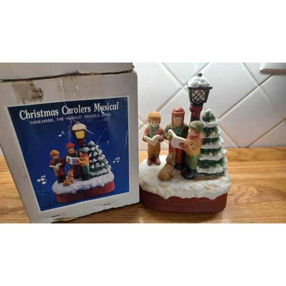 Vintage House of Lloyd Christmas‎ Around the World Carolers Musical and Lighted - Picture 9 of 11